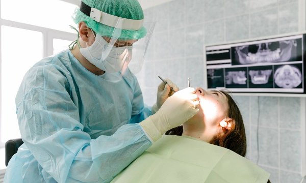 Врач рассказал о влиянии зубов на здоровье сердца